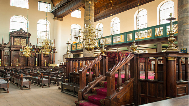 E0J7P8 Holland , Netherlands Amsterdam city Portuguese Synagogue Esnoga Snoge 17th century Sephardic Sephardi interior bima ark 1675